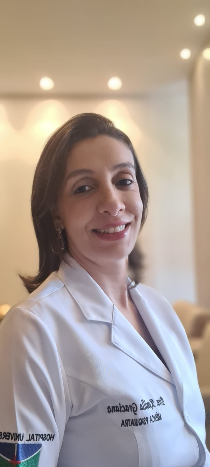 Dra. Kamilla Graciano Dias - Psiquiatra especialista em saúde mental feminina em Brasília